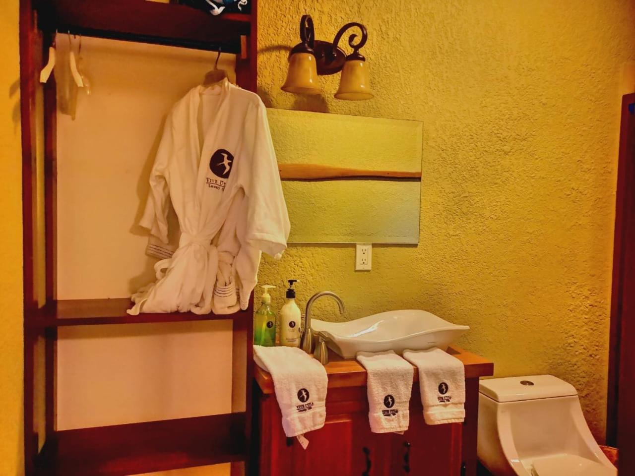 Vive Utila - Bed & Breakfast Room photo